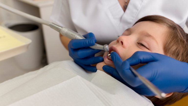 Pacientes pueden obtener tratamientos dentales más baratos con el Bono PAD de Fonasa: Así lo puedes tener