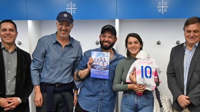 Presidente Boric visitó el nuevo estadio de la UC y recibió significativo regalo para su hija
