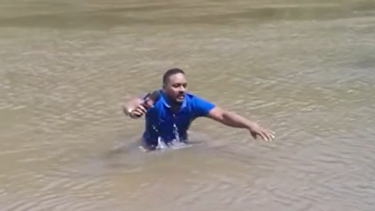 Periodista realizaba despacho desde un río y se tropezó con el cadaver de una joven desaparecida