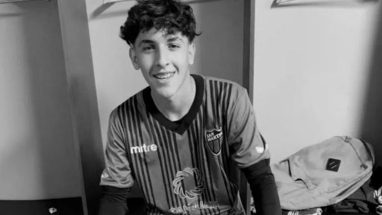 Conmoción: Futbolista muere de un paro cardíaco a los 20 años y causa impacto en Argentina