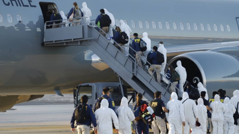 Gobierno concretó vuelo con nuevas expulsiones de extranjeros provenientes de Bolivia, Ecuador y Colombia