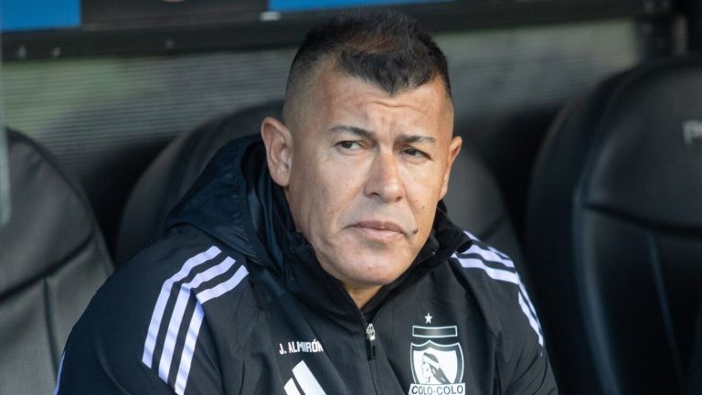 Garra Blanca reaparece y apunta contra Jorge Almirón por mal momento de Colo Colo: “Disconformidad”