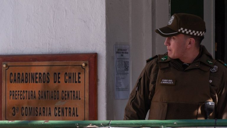 Carabineros lanza ofertas laborales con sueldos de hasta $1,7 millones: Así puedes postular
