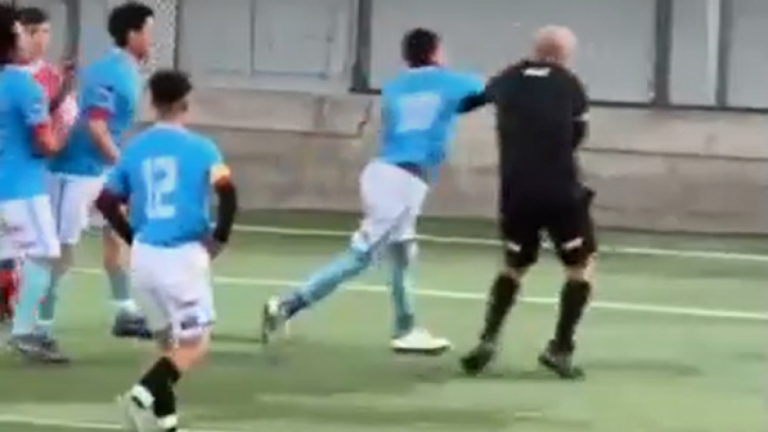 Tuvo que encerrarse en un camarín: Árbitro de fútbol amateur recibe golpiza por parte de jugador expulsado