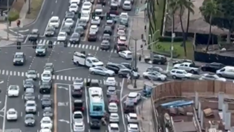 Caos vehicular y sirenas: Habitantes de Hawái evacúan la costa tras alerta de tsunami por terremoto en Rusia