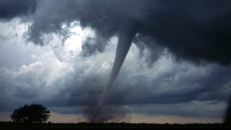 Dirección Meteorológica alerta por posibles tornados o trombas marinas en cuatro regiones del país