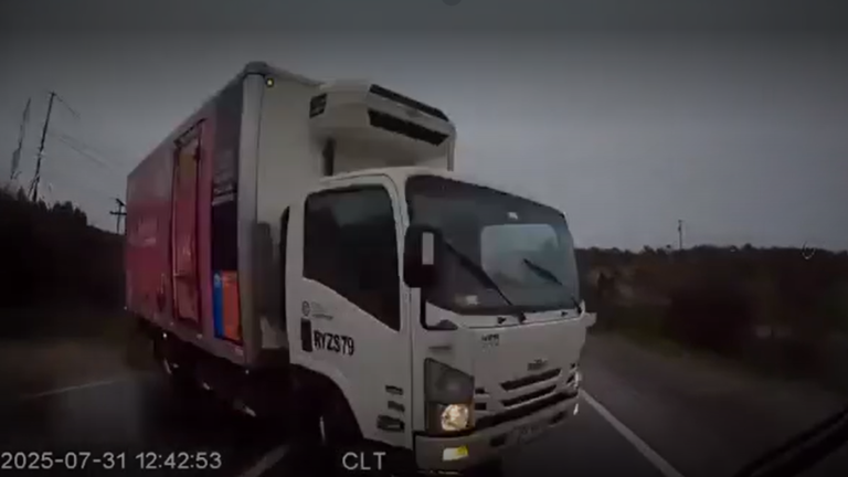 VIDEO | Cámara captó momento exacto en que camión impactó a bus en Melipilla