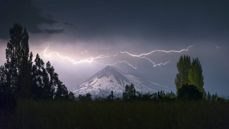 Emiten aviso de nubes con características tornádicas y tormentas eléctricas para este domingo