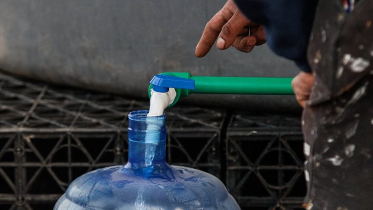 Aguas Andinas informó corte de agua para Las Condes este lunes: Conoce la hora estimada de reposición