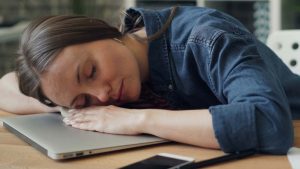 El hábito común que arruina la calidad de sueño (y lo hacemos sin notarlo)