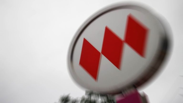 Metro de Santiago suspende servicio de estación Mirador por disturbios en el exterior