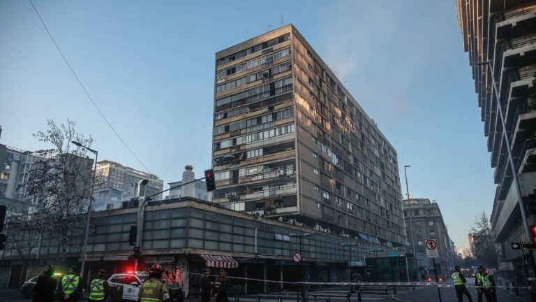 “Evolucionó de forma desfavorable”: Reportan que mujer intoxicada por incendio en Santiago está en riesgo vital