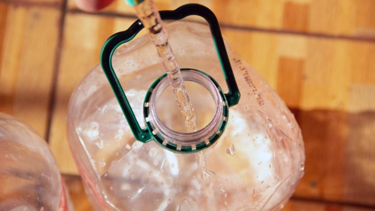 Aguas Andinas anuncia cortes de suministro en cinco comunas: Dos durarán hasta la madrugada