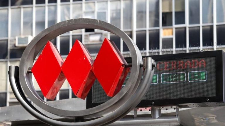 Escolares se toman estación de metro Santa Isabel y se sientan al borde del andén