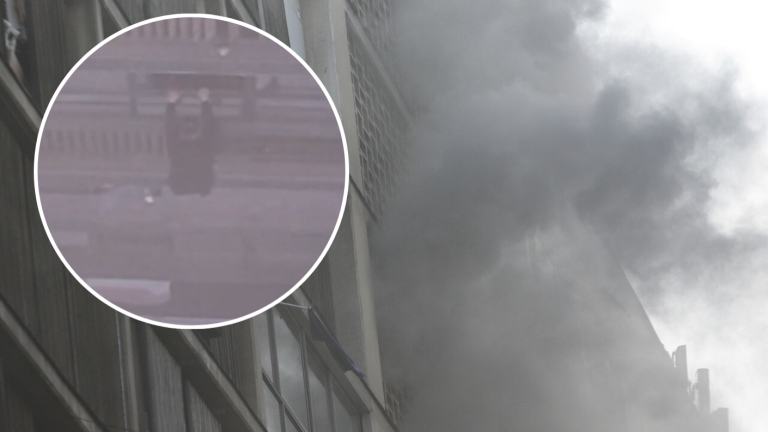 Imágenes impactantes: Captan a persona colgando de edificio por incendio en pleno centro de Santiago
