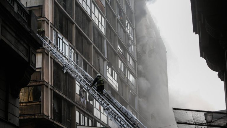 Emergencia en Santiago Centro: Incendio mantiene a personas atrapadas en ventanas y techos de edificio