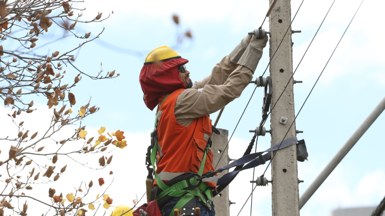Enel anuncia cortes de luz en 7 comunas de Santiago para este 23 de julio: Los sectores y horarios afectados