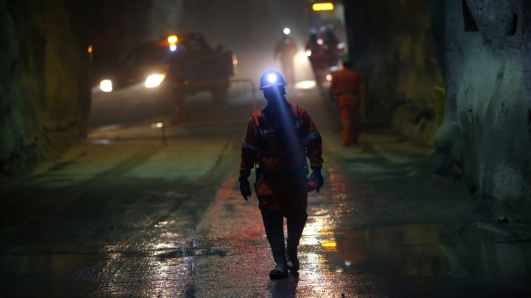 Sismo provoca accidente en mina El Teniente: Habría trabajadores lesionados