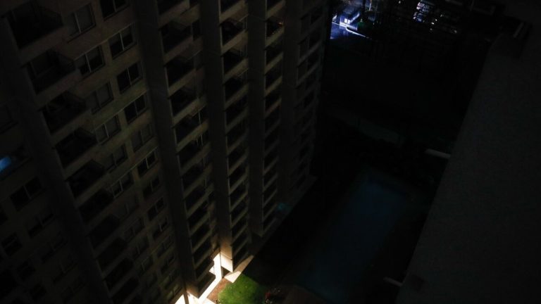 SEC reporta cortes de energía por sistema frontal: Hay más de 25 mil hogares sin luz