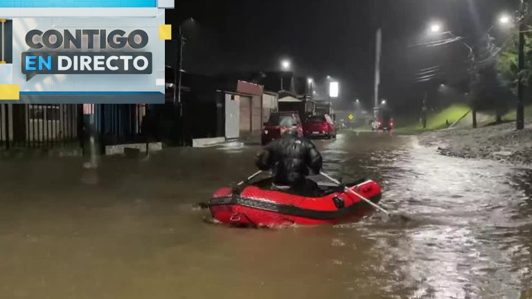 Vecinos deben usar botes para desplazarse por pasaje residencial en Puerto Varas