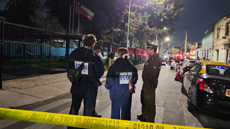 Balean y matan a hombre mientras estaba al volante de vehículo en Recoleta