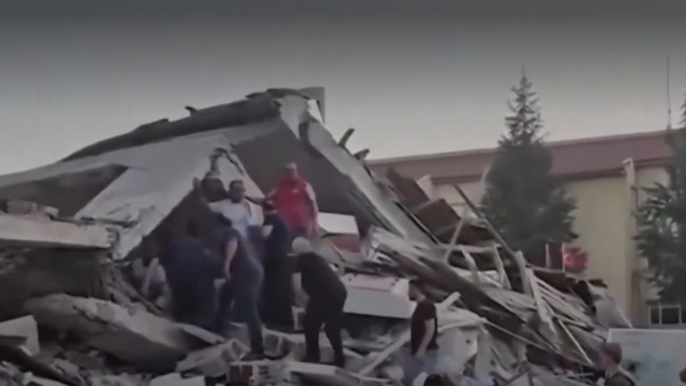 16 edificios de derrumbaron: Terremoto en Turquía dejó un fallecido