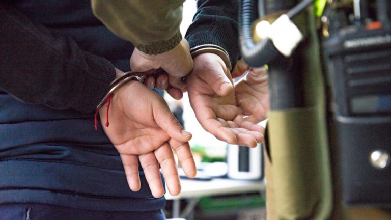 Impacto en Porvenir: Adulta mayor forcejea con un delincuente armado y frustra robo de su carnicería