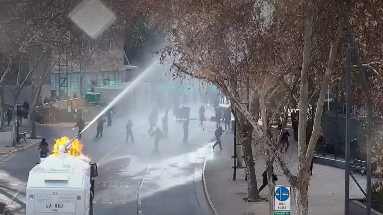 Videos muestran momento exacto del enfrentamiento entre encapuchados y carabineros que terminó con estudiante quemado