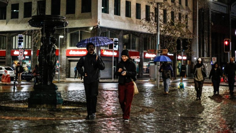 Chubascos aislados y temperaturas bajo cero: ¿Cómo estará el tiempo en Santiago el fin de semana?