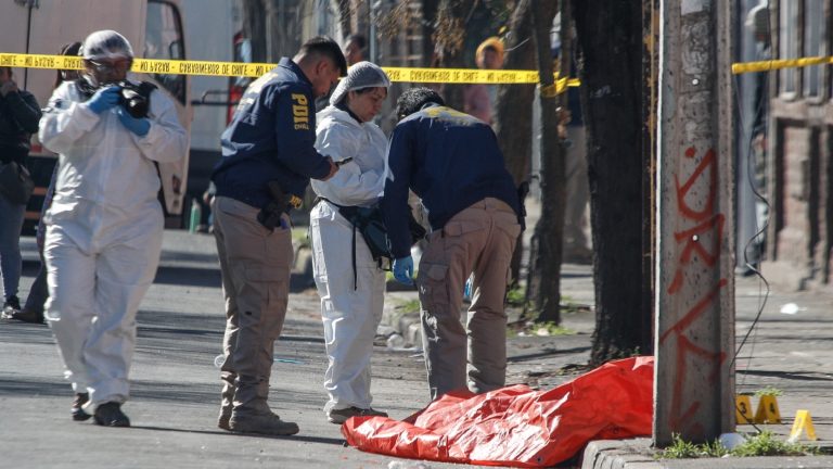 “Es un maldito clandestino y ya han matado gente ahí”: Denuncian venta de drogas y alcohol en casa de Recoleta