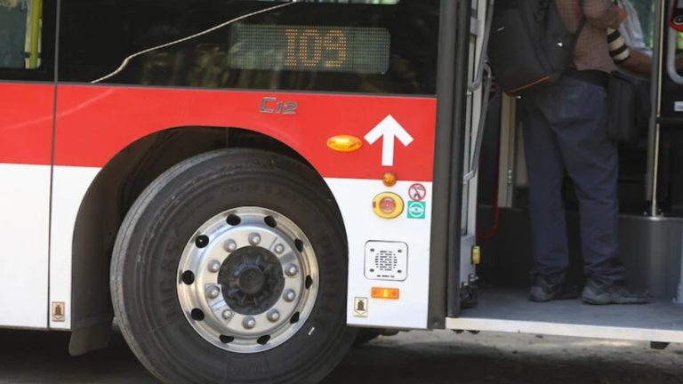 Presunto delincuente muere tras saltar y ser atropellado por el bus del Sistema Red en el que viajaba