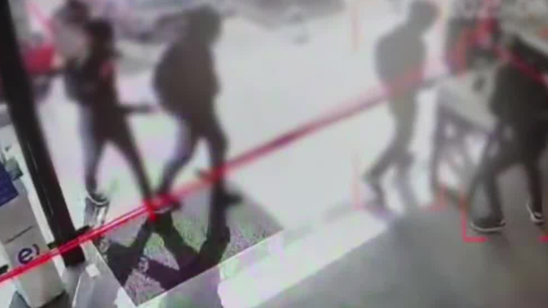 Vestidos de escolares: Así fue el turbazo de adolescentes a tienda de celulares en Talagante