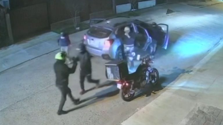 Video muestra a repartidor de comida siendo violentamente asaltado en Conchalí: Le quitaron su moto