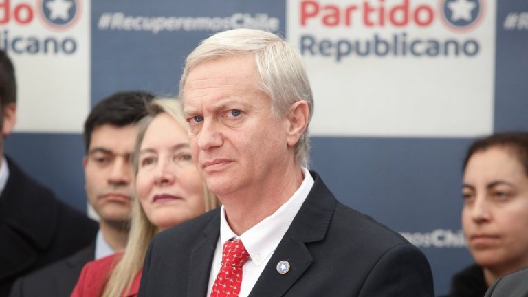 Citan a Kast a declarar en comisión investigadora: Aparece en foto con detenido por robo de cables