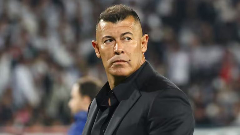 Goleada ante la UC deja a Almirón con un pie afuera del Cacique: Esto dijo su representante