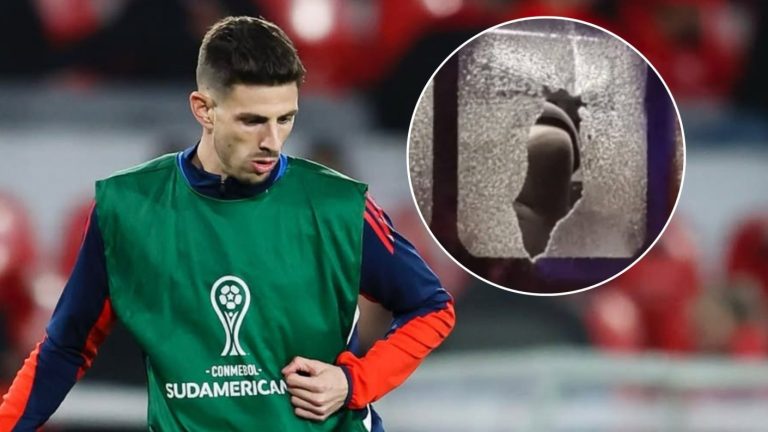 Caos total: Así quedó el bus de la U tras ser atacado por hinchas de Independiente