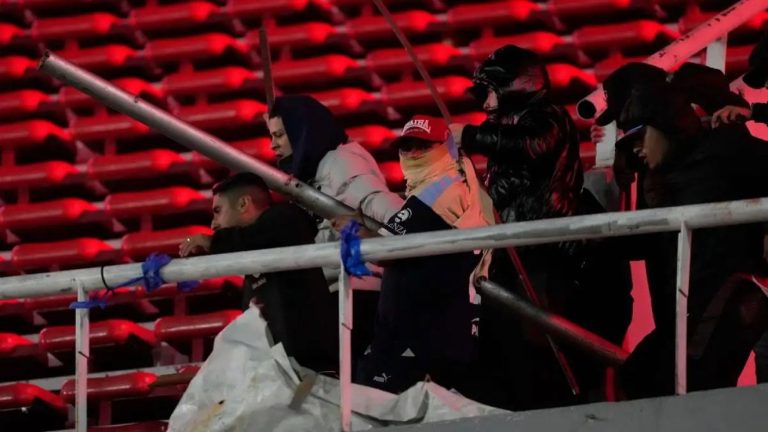 “Escándalo Rojo”: Así informó la TV argentina el caos ocurrido en partido de Independiente ante la U