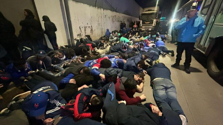 Dan a conocer listado de hinchas chilenos detenidos tras incidentes en Argentina