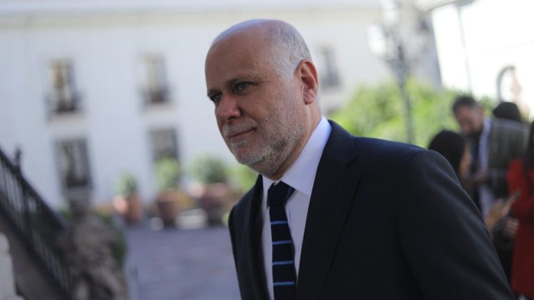 “Eso se llama barbarie”: Ministro Elizalde viaja a Argentina para ver la salud de los chilenos agredidos en Avellaneda