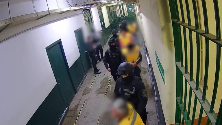 VIDEO | Esta vez en máxima seguridad: Así fue el reingreso a la cárcel de los tres reos que se fugaron