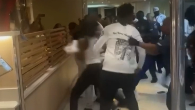 Pasajeros desatan batalla campal en crucero en Bahamas por culpa de unas alitas de pollo