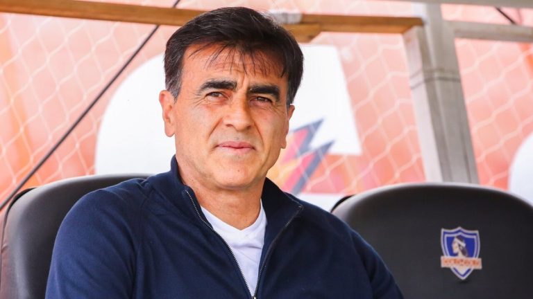 ¿Problema para Colo Colo? El elevado sueldo que cobraba Gustavo Quinteros en su anterior club