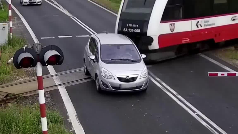 Habría buscado atentar contra su vida: Video muestra a conductor estacionándose en línea de tren mientras este pasaba