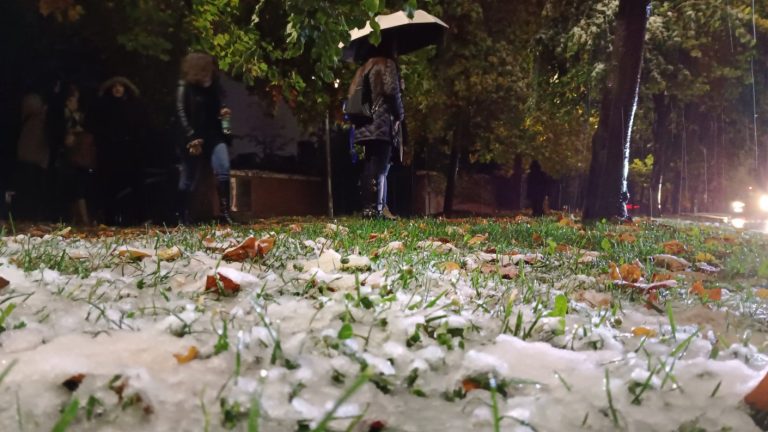 No guarde el paragua: Sistema frontal traerá lluvia y agua nieve para Santiago este jueves y viernes