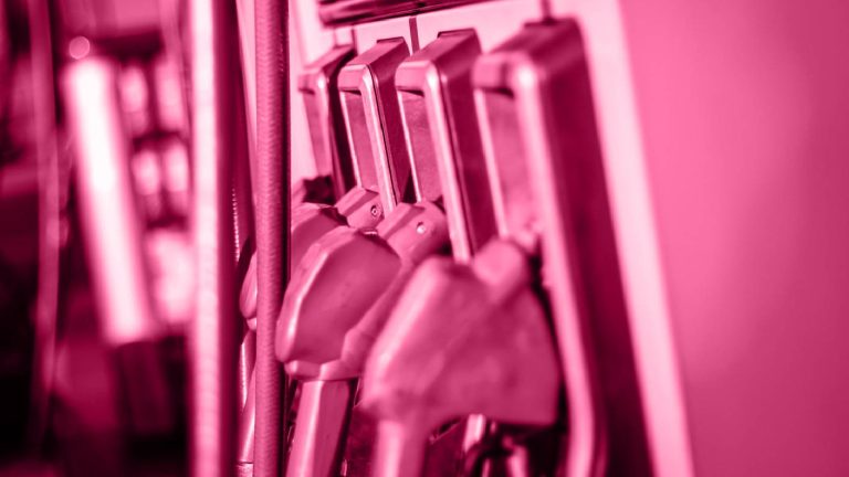 ¿Un respiro al bolsillo? Revisa los cambios en los precios de las bencinas