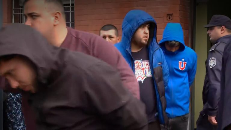 Trasladan desde comisaría a hinchas detenidos de Universidad de Chile