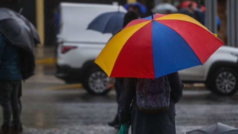 Vuelven las lluvias: Revisa el día en que comenzarían a caer precipitaciones en Santiago