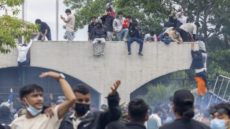 VIDEO | 19 muertos tras crisis en Nepal: Manifestantes queman parlamento y renuncia primer ministro