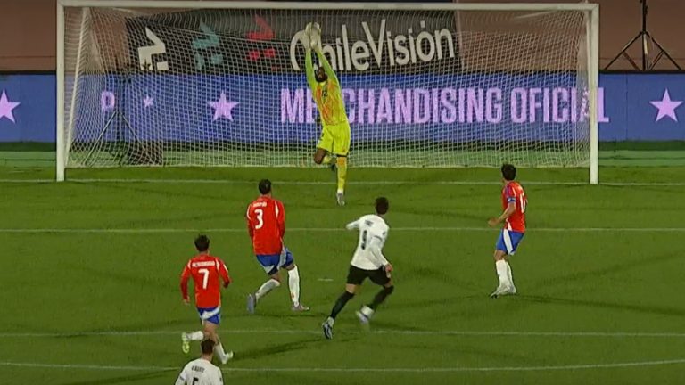 ¡Notable Lawrence Vigouroux! El arquero de La Roja le negó el gol a Darwin Núñez