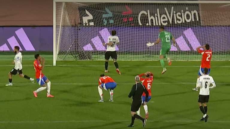 ¡La más clara del partido! El debutante Emiliano Ramos falló una ocasión increíble y perdonó a Uruguay